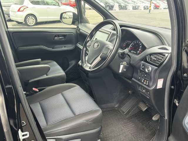 トヨタ ヴォクシー ZS 煌Ⅱ 岐阜県 2016(平28)年 6.5万km ブラック 登録時走行距離：64638km/純正SDナビ/バックカメラ/フルセグテレビ・Bluetooth・CD/両側パワースライドドア/レーンキープアシスト/プリクラッシュセーフティー/前後コーナーセンサー/ヘッドライトウォッシャー/ビルトインETC/LEDヘッドライト/オートライト/オートマチックハイビーム/ドアバイザー/純正フロアマット