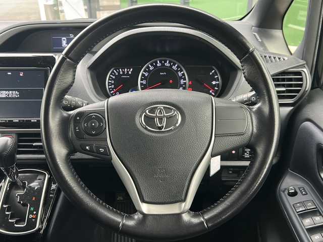 トヨタ ヴォクシー ZS 煌Ⅱ 岐阜県 2016(平28)年 6.5万km ブラック 登録時走行距離：64638km/純正SDナビ/バックカメラ/フルセグテレビ・Bluetooth・CD/両側パワースライドドア/レーンキープアシスト/プリクラッシュセーフティー/前後コーナーセンサー/ヘッドライトウォッシャー/ビルトインETC/LEDヘッドライト/オートライト/オートマチックハイビーム/ドアバイザー/純正フロアマット