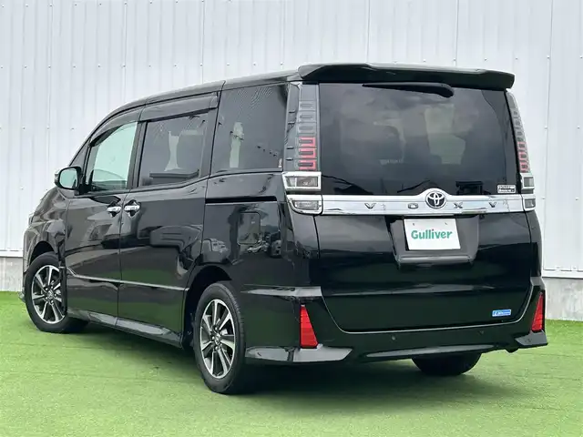 トヨタ ヴォクシー ZS 煌Ⅲ 香川県 2021(令3)年 6.7万km イナズマスパーキングブラックガラスフレーク 登録時走行距離：66749km/トヨタセーフティーセンス/純正10インチナビ/→フルセグTV/→Bluetooth/バックカメラ/ETC/ドライブレコーダー/クルーズコントロール/レーンキープアシスト/プッシュスタート/両側パワースライドドア/LEDヘッドライト/純正16インチアルミホイール/革巻きステアリング/ステアリモコン/ハーフレザーシート/電動格納ウィンカーミラー/スマートキー