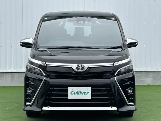 トヨタ ヴォクシー ZS 煌Ⅲ 香川県 2021(令3)年 6.7万km イナズマスパーキングブラックガラスフレーク 登録時走行距離：66749km/トヨタセーフティーセンス/純正10インチナビ/→フルセグTV/→Bluetooth/バックカメラ/ETC/ドライブレコーダー/クルーズコントロール/レーンキープアシスト/プッシュスタート/両側パワースライドドア/LEDヘッドライト/純正16インチアルミホイール/革巻きステアリング/ステアリモコン/ハーフレザーシート/電動格納ウィンカーミラー/スマートキー