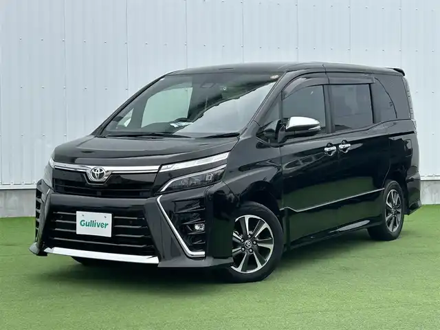 トヨタ ヴォクシー ZS 煌Ⅲ 香川県 2021(令3)年 6.7万km イナズマスパーキングブラックガラスフレーク 登録時走行距離：66749km/トヨタセーフティーセンス/純正10インチナビ/→フルセグTV/→Bluetooth/バックカメラ/ETC/ドライブレコーダー/クルーズコントロール/レーンキープアシスト/プッシュスタート/両側パワースライドドア/LEDヘッドライト/純正16インチアルミホイール/革巻きステアリング/ステアリモコン/ハーフレザーシート/電動格納ウィンカーミラー/スマートキー