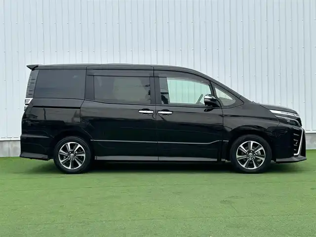 トヨタ ヴォクシー ZS 煌Ⅲ 香川県 2021(令3)年 6.7万km イナズマスパーキングブラックガラスフレーク 登録時走行距離：66749km/トヨタセーフティーセンス/純正10インチナビ/→フルセグTV/→Bluetooth/バックカメラ/ETC/ドライブレコーダー/クルーズコントロール/レーンキープアシスト/プッシュスタート/両側パワースライドドア/LEDヘッドライト/純正16インチアルミホイール/革巻きステアリング/ステアリモコン/ハーフレザーシート/電動格納ウィンカーミラー/スマートキー