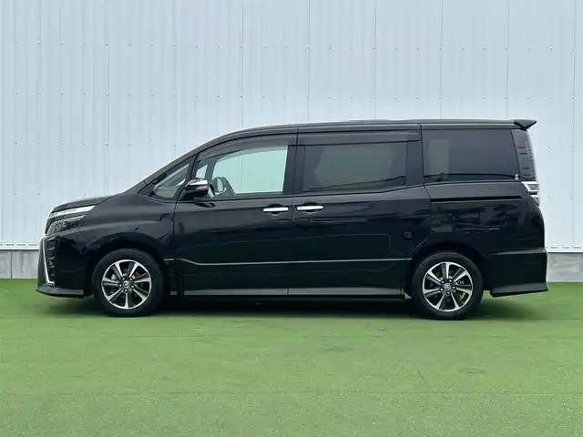トヨタ ヴォクシー ZS 煌Ⅲ 香川県 2021(令3)年 6.7万km イナズマスパーキングブラックガラスフレーク 登録時走行距離：66749km/トヨタセーフティーセンス/純正10インチナビ/→フルセグTV/→Bluetooth/バックカメラ/ETC/ドライブレコーダー/クルーズコントロール/レーンキープアシスト/プッシュスタート/両側パワースライドドア/LEDヘッドライト/純正16インチアルミホイール/革巻きステアリング/ステアリモコン/ハーフレザーシート/電動格納ウィンカーミラー/スマートキー