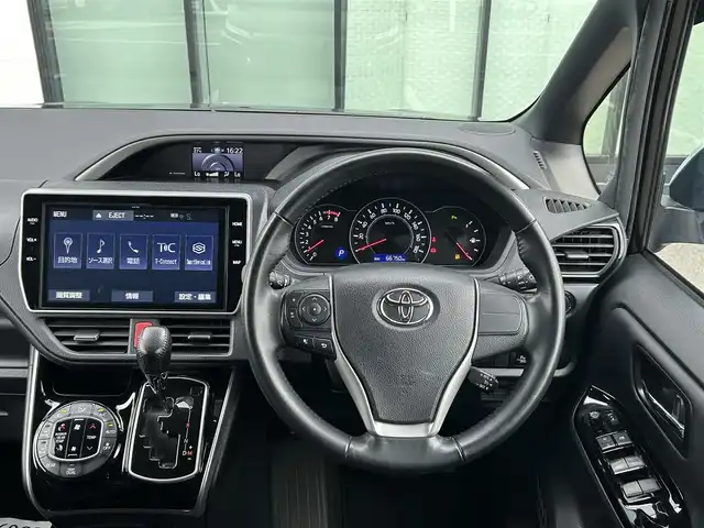 トヨタ ヴォクシー ZS 煌Ⅲ 香川県 2021(令3)年 6.7万km イナズマスパーキングブラックガラスフレーク 登録時走行距離：66749km/トヨタセーフティーセンス/純正10インチナビ/→フルセグTV/→Bluetooth/バックカメラ/ETC/ドライブレコーダー/クルーズコントロール/レーンキープアシスト/プッシュスタート/両側パワースライドドア/LEDヘッドライト/純正16インチアルミホイール/革巻きステアリング/ステアリモコン/ハーフレザーシート/電動格納ウィンカーミラー/スマートキー