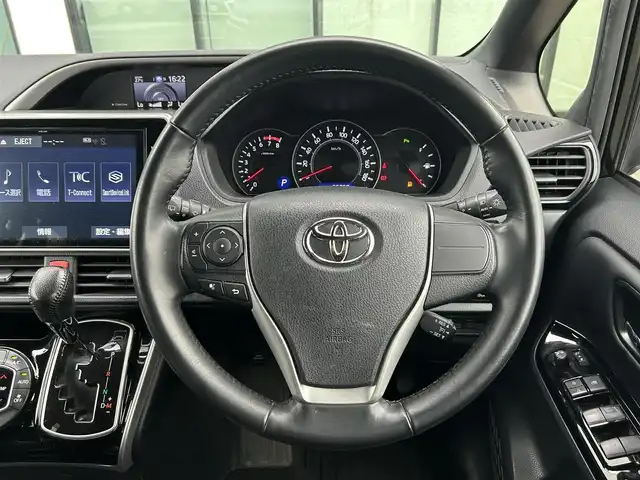 トヨタ ヴォクシー ZS 煌Ⅲ 香川県 2021(令3)年 6.7万km イナズマスパーキングブラックガラスフレーク 登録時走行距離：66749km/トヨタセーフティーセンス/純正10インチナビ/→フルセグTV/→Bluetooth/バックカメラ/ETC/ドライブレコーダー/クルーズコントロール/レーンキープアシスト/プッシュスタート/両側パワースライドドア/LEDヘッドライト/純正16インチアルミホイール/革巻きステアリング/ステアリモコン/ハーフレザーシート/電動格納ウィンカーミラー/スマートキー