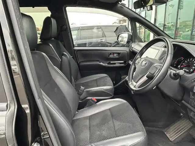 トヨタ ヴォクシー ZS 煌Ⅲ 香川県 2021(令3)年 6.7万km イナズマスパーキングブラックガラスフレーク 登録時走行距離：66749km/トヨタセーフティーセンス/純正10インチナビ/→フルセグTV/→Bluetooth/バックカメラ/ETC/ドライブレコーダー/クルーズコントロール/レーンキープアシスト/プッシュスタート/両側パワースライドドア/LEDヘッドライト/純正16インチアルミホイール/革巻きステアリング/ステアリモコン/ハーフレザーシート/電動格納ウィンカーミラー/スマートキー