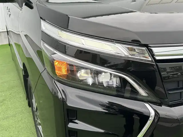 トヨタ ヴォクシー ZS 煌Ⅲ 香川県 2021(令3)年 6.7万km イナズマスパーキングブラックガラスフレーク 登録時走行距離：66749km/トヨタセーフティーセンス/純正10インチナビ/→フルセグTV/→Bluetooth/バックカメラ/ETC/ドライブレコーダー/クルーズコントロール/レーンキープアシスト/プッシュスタート/両側パワースライドドア/LEDヘッドライト/純正16インチアルミホイール/革巻きステアリング/ステアリモコン/ハーフレザーシート/電動格納ウィンカーミラー/スマートキー