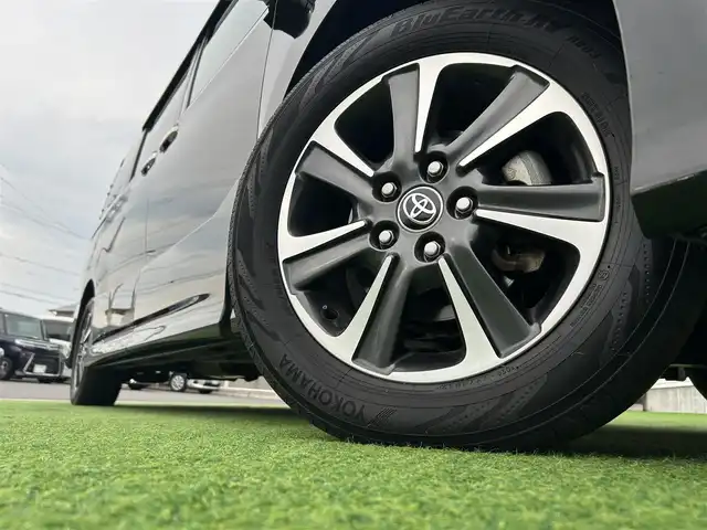 トヨタ ヴォクシー ZS 煌Ⅲ 香川県 2021(令3)年 6.7万km イナズマスパーキングブラックガラスフレーク 登録時走行距離：66749km/トヨタセーフティーセンス/純正10インチナビ/→フルセグTV/→Bluetooth/バックカメラ/ETC/ドライブレコーダー/クルーズコントロール/レーンキープアシスト/プッシュスタート/両側パワースライドドア/LEDヘッドライト/純正16インチアルミホイール/革巻きステアリング/ステアリモコン/ハーフレザーシート/電動格納ウィンカーミラー/スマートキー