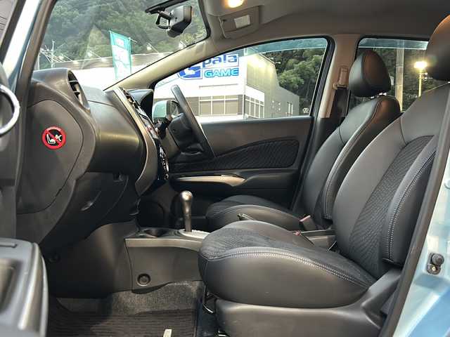 日産 ノート メダリスト 長崎県 2013(平25)年 6.1万km ソニックブルー ディーラーOP/SDナビ【MC313D-W】/・Bluetooth接続/・フルセグTV/・DVD再生/全方位カメラ・バックカメラ/ETC/ハーフレザーシート/D席ひじ置き/アイドリングストップ/ISOFIX/オートライト/革巻きステアリング/ヘッドライトレベライザー