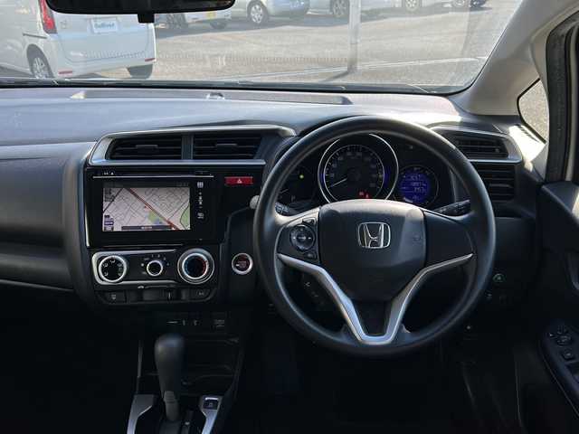 ホンダ フィット 13G Fパッケージ 兵庫県 2013(平25)年 13.9万km プレミアムホワイトパール 取扱説明書/保証書/純正ナビ（FM/AM/DISC/フルセグ/USB/Bluetooth/HDMI）/プッシュスタート/アイドリングストップ/スマートキー×２/ビルトインETC/純正フロアマット/「ステアリングリモコン