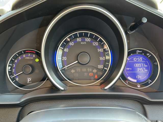 ホンダ フィット 13G Fパッケージ 兵庫県 2013(平25)年 13.9万km プレミアムホワイトパール 取扱説明書/保証書/純正ナビ（FM/AM/DISC/フルセグ/USB/Bluetooth/HDMI）/プッシュスタート/アイドリングストップ/スマートキー×２/ビルトインETC/純正フロアマット/「ステアリングリモコン