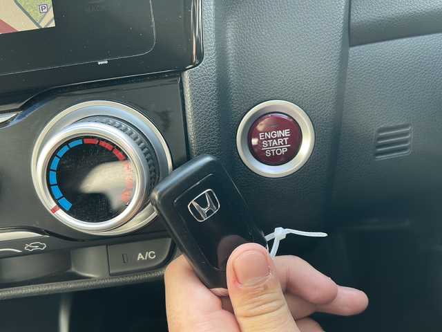 ホンダ フィット 13G Fパッケージ 兵庫県 2013(平25)年 13.9万km プレミアムホワイトパール 取扱説明書/保証書/純正ナビ（FM/AM/DISC/フルセグ/USB/Bluetooth/HDMI）/プッシュスタート/アイドリングストップ/スマートキー×２/ビルトインETC/純正フロアマット/「ステアリングリモコン