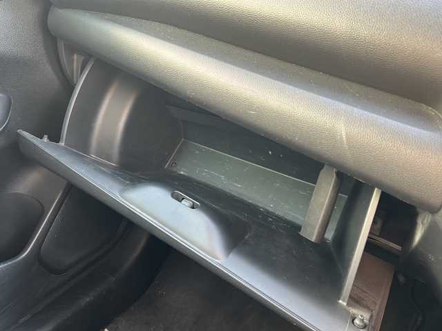 ホンダ フィット 13G Fパッケージ 兵庫県 2013(平25)年 13.9万km プレミアムホワイトパール 取扱説明書/保証書/純正ナビ（FM/AM/DISC/フルセグ/USB/Bluetooth/HDMI）/プッシュスタート/アイドリングストップ/スマートキー×２/ビルトインETC/純正フロアマット/「ステアリングリモコン