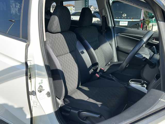 ホンダ フィット 13G Fパッケージ 兵庫県 2013(平25)年 13.9万km プレミアムホワイトパール 取扱説明書/保証書/純正ナビ（FM/AM/DISC/フルセグ/USB/Bluetooth/HDMI）/プッシュスタート/アイドリングストップ/スマートキー×２/ビルトインETC/純正フロアマット/「ステアリングリモコン