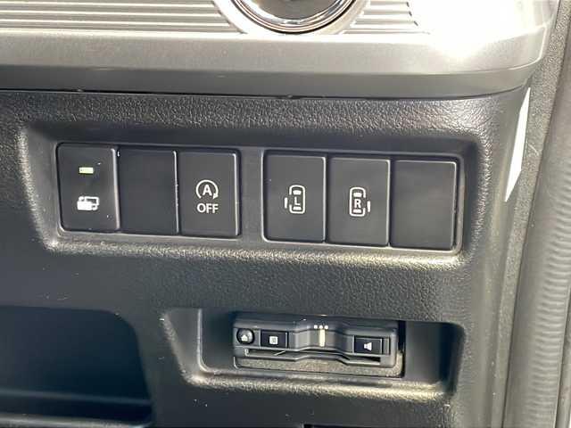 スズキ スペーシア カスタム HYBRID XS 愛知県 2021(令3)年 4.5万km ピュアホワイトP /禁煙車//メーカーナビ//AUDIO（AM・FM・DVD・CD・BlueTooth・ApplecarPiay）//フルセグテレビ//全方位カメラ・バックカメラ//クルーズコントール（追従機能有）//前方ドライブレコーダー（HDR１０３)//両側パワースライドドア//バックセンサー//ETC//LEDオートライト//車間距離制御システム//ヘッドアップディスプレイ//プリクラッシュ//レーンキープアシスト//シートヒーター（運転席）//オートリトラクトウィンカーミラー//コーナーセンサー//車線逸脱警報//リアサンシェード//運転切替スイッチ（Powerモー//スペアキー//ISOFIX//純正15インチAW//プリクラッシュ//トランクスポイラー//本革巻きステアリング//純正マット//純正ドアバイザー//横滑り防止//衝突安全ボディー//盗難防止システム//取扱説明書//記録簿//保証書//プライバシーガラス//UVカットガラス