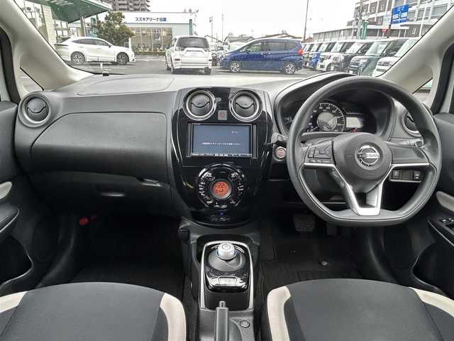 日産 ノート e－パワー X 島根県 2016(平28)年 5.9万km ブリリアントホワイトパール 社外ナビ/（Ｂｌｕｅｔｏｏｔｈ/ＣＤ/ＤＶＤ）/ＥＴＣ/バックカメラ/純正フロアマット/レーンキープアシスト/オートライト/横滑り防止装置/スマートキー　