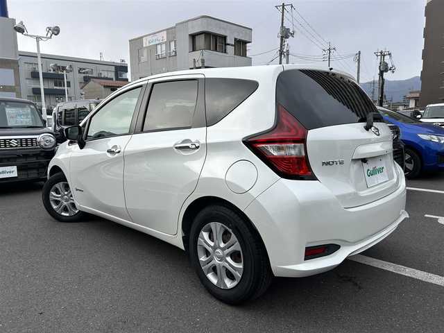 日産 ノート e－パワー X 島根県 2016(平28)年 5.9万km ブリリアントホワイトパール 社外ナビ/（Ｂｌｕｅｔｏｏｔｈ/ＣＤ/ＤＶＤ）/ＥＴＣ/バックカメラ/純正フロアマット/レーンキープアシスト/オートライト/横滑り防止装置/スマートキー　