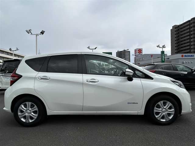 日産 ノート e－パワー X 島根県 2016(平28)年 5.9万km ブリリアントホワイトパール 社外ナビ/（Ｂｌｕｅｔｏｏｔｈ/ＣＤ/ＤＶＤ）/ＥＴＣ/バックカメラ/純正フロアマット/レーンキープアシスト/オートライト/横滑り防止装置/スマートキー　