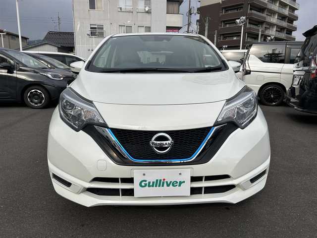 日産 ノート e－パワー X 島根県 2016(平28)年 5.9万km ブリリアントホワイトパール 社外ナビ/（Ｂｌｕｅｔｏｏｔｈ/ＣＤ/ＤＶＤ）/ＥＴＣ/バックカメラ/純正フロアマット/レーンキープアシスト/オートライト/横滑り防止装置/スマートキー　