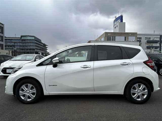 日産 ノート e－パワー X 島根県 2016(平28)年 5.9万km ブリリアントホワイトパール 社外ナビ/（Ｂｌｕｅｔｏｏｔｈ/ＣＤ/ＤＶＤ）/ＥＴＣ/バックカメラ/純正フロアマット/レーンキープアシスト/オートライト/横滑り防止装置/スマートキー　