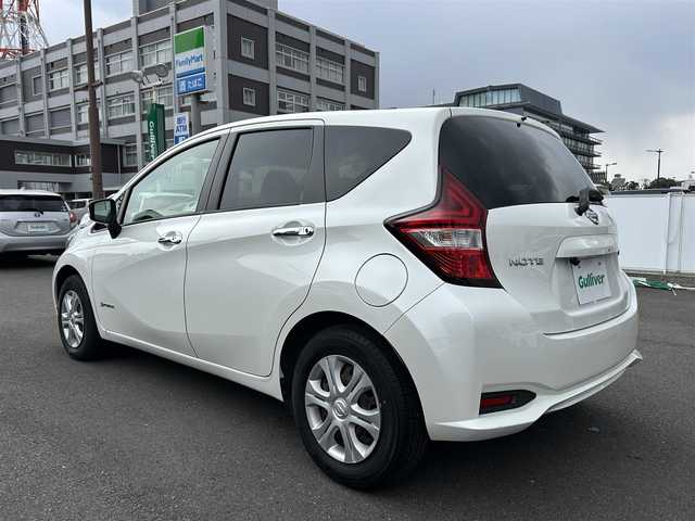 日産 ノート e－パワー X 島根県 2016(平28)年 5.9万km ブリリアントホワイトパール 社外ナビ/（Ｂｌｕｅｔｏｏｔｈ/ＣＤ/ＤＶＤ）/ＥＴＣ/バックカメラ/純正フロアマット/レーンキープアシスト/オートライト/横滑り防止装置/スマートキー　