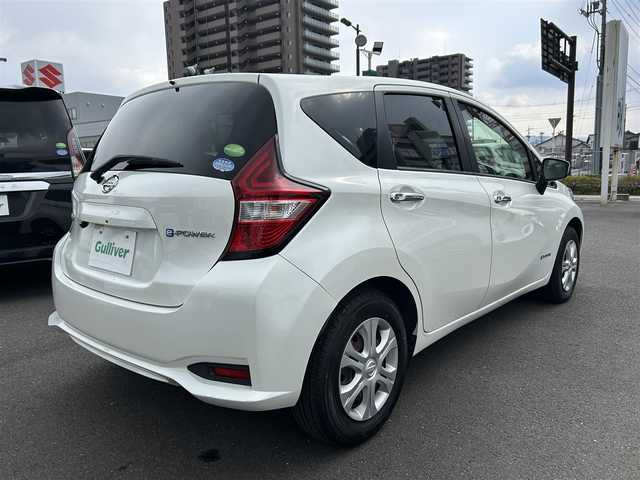 日産 ノート e－パワー X 島根県 2016(平28)年 5.9万km ブリリアントホワイトパール 社外ナビ/（Ｂｌｕｅｔｏｏｔｈ/ＣＤ/ＤＶＤ）/ＥＴＣ/バックカメラ/純正フロアマット/レーンキープアシスト/オートライト/横滑り防止装置/スマートキー　