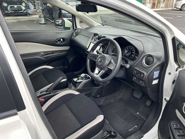 日産 ノート e－パワー X 島根県 2016(平28)年 5.9万km ブリリアントホワイトパール 社外ナビ/（Ｂｌｕｅｔｏｏｔｈ/ＣＤ/ＤＶＤ）/ＥＴＣ/バックカメラ/純正フロアマット/レーンキープアシスト/オートライト/横滑り防止装置/スマートキー　