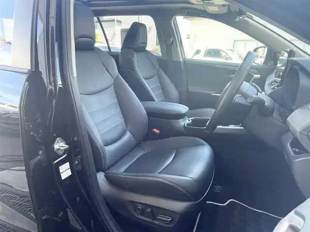 トヨタ ＲＡＶ４ 神奈川県 2023(令5)年 2.6万km アティチュードブラックマイカ ワンオーナー/パノラマルーフ/純正ナビ（AM/FM/BT）/フルセグTV/純正デジタルインナーミラー/インナーミラー内蔵ドラレコ前後/BSM/全方位カメラ/コーナーセンサー/レーダークルーズコントロール/衝突軽減ブレーキ/運転席パワーシート/前席シートヒーターベンチレーション/純正LEDヘッドライト/パワーバックドア/スマートキー/スペアキーX1/取説/記録簿・保証書/ディーラー記録　R6