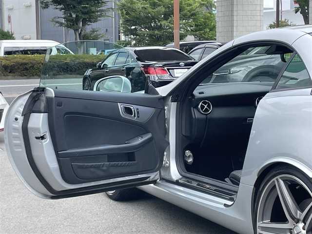 メルセデス・ベンツ ＳＬＫ２００ ブルーエフィシェンシースポーツ 静岡県 2011(平23)年 3.7万km イリジウムシルバー 純正ナビ　/地デジ　/本革シート　/シートヒーター  /ネックウォーマー　/インテリジェントライトシステム　/オートライト  /デイライト　/パドルシフト　/クルコン  /ステアリングスイッチ  /リモコンキー  /社外19インチAW/保証書/取説