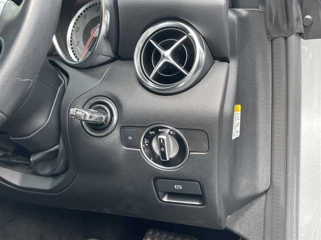 メルセデス・ベンツ ＳＬＫ２００ ブルーエフィシェンシースポーツ 静岡県 2011(平23)年 3.7万km イリジウムシルバー 純正ナビ　/地デジ　/本革シート　/シートヒーター  /ネックウォーマー　/インテリジェントライトシステム　/オートライト  /デイライト　/パドルシフト　/クルコン  /ステアリングスイッチ  /リモコンキー  /社外19インチAW/保証書/取説