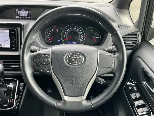 トヨタ ノア Si ダブルバイビーⅡ 道央・札幌 2020(令2)年 5.1万km ブラック ４WD/寒冷地仕様/社外SDナビ/CD/DVD/BT/フルセグ/純正フリップダウンモニター/プリクラッシュセーフティ/横滑り防止装置/クルーズコントロール/クリアランスソナー/バックカメラ/ドライブレコーダー/アイドリングストップ/ワイパーデアイサー/両側パワースライドドア/ハーフレザーシート/ステアリングリモコン/プッシュスタート/スマートキー/LEDヘッドライト/オートライト/電動格納ミラー/ウィンカーミラー/純正フロアマット/ドアバイザー/スペアキー/純正AW付夏タイヤ積込/195/65/R15/2020年/山2mm
