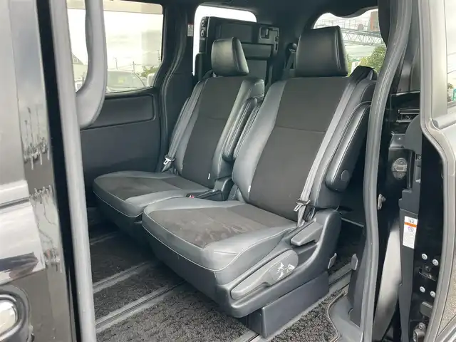 トヨタ ノア Si ダブルバイビーⅡ 道央・札幌 2020(令2)年 5.1万km ブラック ４WD/寒冷地仕様/社外SDナビ/CD/DVD/BT/フルセグ/純正フリップダウンモニター/プリクラッシュセーフティ/横滑り防止装置/クルーズコントロール/クリアランスソナー/バックカメラ/ドライブレコーダー/アイドリングストップ/ワイパーデアイサー/両側パワースライドドア/ハーフレザーシート/ステアリングリモコン/プッシュスタート/スマートキー/LEDヘッドライト/オートライト/電動格納ミラー/ウィンカーミラー/純正フロアマット/ドアバイザー/スペアキー/純正AW付夏タイヤ積込/195/65/R15/2020年/山2mm