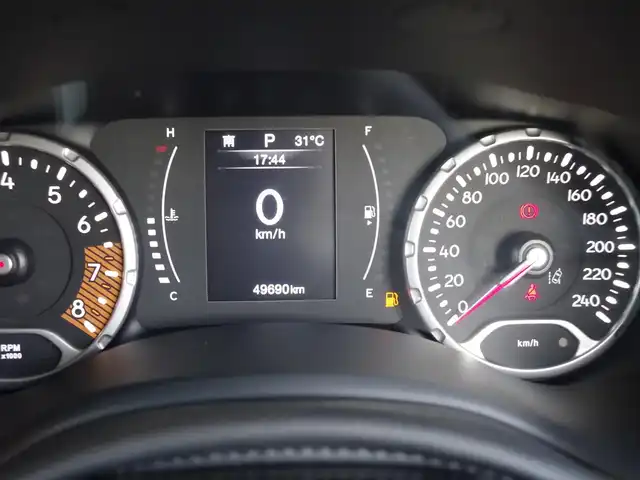 クライスラー・ジープ ジープ レネゲード ロンジチュード 香川県 2020(令2)年 5万km グレー グラナイトクリスタルメタリック【095】/衝突軽減/レーンセンス/ブラインドスポットモニター/Fドライブレコーダー/Bluetooth/AUX/USB/CarPlay/バックカメラ/クルーズコントロール/コーナーセンサー/スマートキー/アイドリングストップ/純正16インチアルミ/LEDヘッドライト/ルーフレール/F/Rフォグ