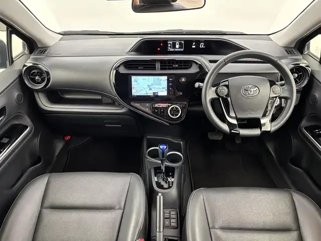 トヨタ アクア G ソフトレザーセレクション 福岡県 2017(平29)年 5.6万km ブラックマイカ 社外ナビ（フルセグＴＶ）　/衝突軽減システム　/レーンキープ　/クルコン　/盗難防止装置　/横滑り防止装置　/アイドリングストップ　/オートライト　/シートヒーター　/ドラレコ　/ビルトインＥＴＣ　/純正フロアマット