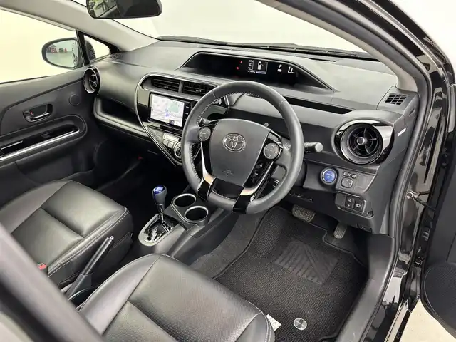 トヨタ アクア G ソフトレザーセレクション 福岡県 2017(平29)年 5.6万km ブラックマイカ 社外ナビ（フルセグＴＶ）　/衝突軽減システム　/レーンキープ　/クルコン　/盗難防止装置　/横滑り防止装置　/アイドリングストップ　/オートライト　/シートヒーター　/ドラレコ　/ビルトインＥＴＣ　/純正フロアマット