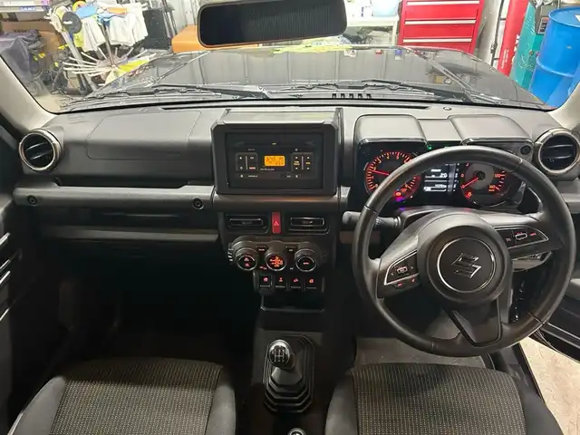 スズキ ジムニー XC 熊本県 2022(令4)年 1.6万km ブルーイッシュブラックパール3 ワンオーナー/純正オーディオ/・AM/FM/CD/AUX/横滑り防止機能/アイドリングストップ/レーンキープアシスト/ダウンヒルアシストコントロール/オートマチックハイビーム/クルーズコントロール/革巻きステアリング/・ステアリングリモコン/オートライト/・LEDライト/・フォグランプ/電動格納ミラー/・ウィンカーミラー/ドアバイザー/純正フロアマット/純正アルミホイール/スマートキー/・スペアキー