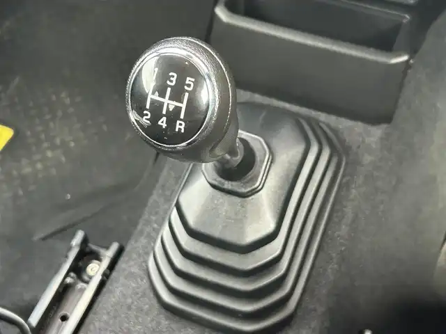 スズキ ジムニー XC 熊本県 2022(令4)年 1.6万km ブルーイッシュブラックパール3 ワンオーナー/純正オーディオ/・AM/FM/CD/AUX/横滑り防止機能/アイドリングストップ/レーンキープアシスト/ダウンヒルアシストコントロール/オートマチックハイビーム/クルーズコントロール/革巻きステアリング/・ステアリングリモコン/オートライト/・LEDライト/・フォグランプ/電動格納ミラー/・ウィンカーミラー/ドアバイザー/純正フロアマット/純正アルミホイール/スマートキー/・スペアキー