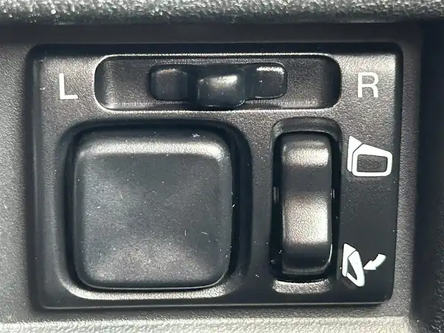 スズキ ジムニー XC 熊本県 2022(令4)年 1.6万km ブルーイッシュブラックパール3 ワンオーナー/純正オーディオ/・AM/FM/CD/AUX/横滑り防止機能/アイドリングストップ/レーンキープアシスト/ダウンヒルアシストコントロール/オートマチックハイビーム/クルーズコントロール/革巻きステアリング/・ステアリングリモコン/オートライト/・LEDライト/・フォグランプ/電動格納ミラー/・ウィンカーミラー/ドアバイザー/純正フロアマット/純正アルミホイール/スマートキー/・スペアキー