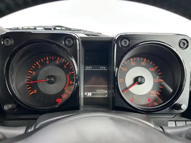 スズキ ジムニー XC 熊本県 2022(令4)年 1.6万km ブルーイッシュブラックパール3 ワンオーナー/純正オーディオ/・AM/FM/CD/AUX/横滑り防止機能/アイドリングストップ/レーンキープアシスト/ダウンヒルアシストコントロール/オートマチックハイビーム/クルーズコントロール/革巻きステアリング/・ステアリングリモコン/オートライト/・LEDライト/・フォグランプ/電動格納ミラー/・ウィンカーミラー/ドアバイザー/純正フロアマット/純正アルミホイール/スマートキー/・スペアキー