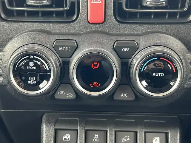 スズキ ジムニー XC 熊本県 2022(令4)年 1.6万km ブルーイッシュブラックパール3 ワンオーナー/純正オーディオ/・AM/FM/CD/AUX/横滑り防止機能/アイドリングストップ/レーンキープアシスト/ダウンヒルアシストコントロール/オートマチックハイビーム/クルーズコントロール/革巻きステアリング/・ステアリングリモコン/オートライト/・LEDライト/・フォグランプ/電動格納ミラー/・ウィンカーミラー/ドアバイザー/純正フロアマット/純正アルミホイール/スマートキー/・スペアキー