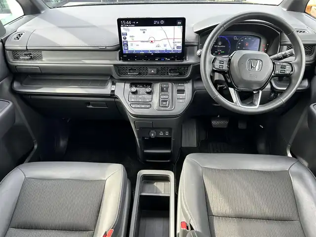 ホンダ ステップワゴン スパーダ eHEV 奈良県 2023(令5)年 1.8万km クリスタルブラックパール Gathers11.4インチナビ(フルセグTV/CD/DVD/AM・FM/BT/USB/HDMI)/ETC/Honda　SENSING/両側パワースライドドア/アラウンドビューモニター/パドルシフト/シートヒーター(D/N席)/2列目キャプテンシート/オットマン/パワーテールゲート/純正16インチアルミホイール(ベルリナブラック＋ダーク切削クリア)/LEDヘッドライト(シーケンシャルウインカー)/フォグランプ/LEDアクティブコーナリングライト/全席USBチャージャー(Type-C)/本革ステアリングホイール/純正フロアマット/スペアキー
