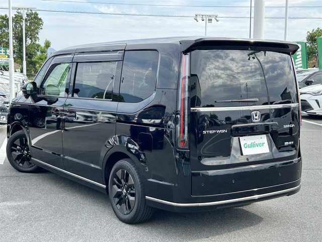 ホンダ ステップワゴン スパーダ eHEV 奈良県 2023(令5)年 1.8万km クリスタルブラックパール Gathers11.4インチナビ(フルセグTV/CD/DVD/AM・FM/BT/USB/HDMI)/ETC/Honda　SENSING/両側パワースライドドア/アラウンドビューモニター/パドルシフト/シートヒーター(D/N席)/2列目キャプテンシート/オットマン/パワーテールゲート/純正16インチアルミホイール(ベルリナブラック＋ダーク切削クリア)/LEDヘッドライト(シーケンシャルウインカー)/フォグランプ/LEDアクティブコーナリングライト/全席USBチャージャー(Type-C)/本革ステアリングホイール/純正フロアマット/スペアキー