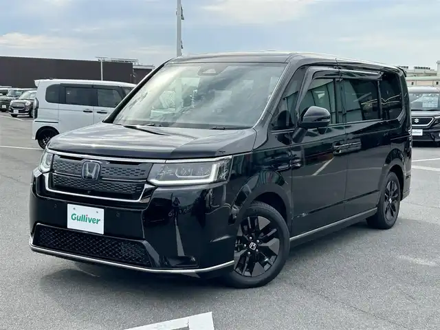 ホンダ ステップワゴン スパーダ eHEV 奈良県 2023(令5)年 1.8万km クリスタルブラックパール Gathers11.4インチナビ(フルセグTV/CD/DVD/AM・FM/BT/USB/HDMI)/ETC/Honda　SENSING/両側パワースライドドア/アラウンドビューモニター/パドルシフト/シートヒーター(D/N席)/2列目キャプテンシート/オットマン/パワーテールゲート/純正16インチアルミホイール(ベルリナブラック＋ダーク切削クリア)/LEDヘッドライト(シーケンシャルウインカー)/フォグランプ/LEDアクティブコーナリングライト/全席USBチャージャー(Type-C)/本革ステアリングホイール/純正フロアマット/スペアキー