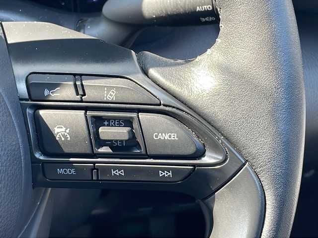 トヨタ ヤリスクロス ハイブリッド Z 三重県 2023(令5)年 2.6万km プラチナホワイトパールマイカ 純正マルチメディア(AM/FM/TV/BT)/フルセグTV/バックカメラ/パワーシート/ハンドルヒーター/前席シートヒーター/電子パーキング/前後ドライブレコーダー/オートハイビーム/レーダークルーズコントロール/コーナーセンサー/レーンキープアシスト/衝突軽減ブレーキ/USB給電ポート/タイプC給電ポート/ハーフレザーシート/革巻きステアリング/LEDヘッドライト/電動格納ミラー/禁煙車