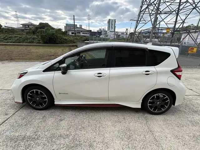 日産 ノート e－パワー ニスモ 長崎県 2017(平29)年 7.1万km ブリリアントホワイトパール 純正メモリナビ/（CD/BD/BT/フルセグ）/バックカメラ/衝突軽減システム/レーンアシスト/オートライト/ETC/スマートキー/プッシュスタート/電動格納ミラー/純正16インチAW