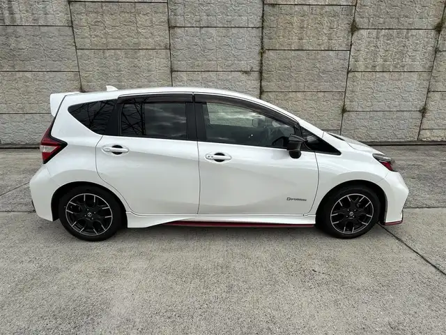 日産 ノート e－パワー ニスモ 長崎県 2017(平29)年 7.1万km ブリリアントホワイトパール 純正メモリナビ/（CD/BD/BT/フルセグ）/バックカメラ/衝突軽減システム/レーンアシスト/オートライト/ETC/スマートキー/プッシュスタート/電動格納ミラー/純正16インチAW