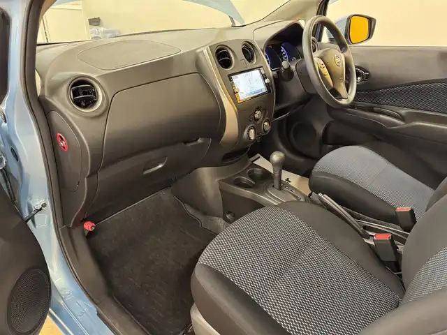 日産 ノート X 群馬県 2015(平27)年 4.8万km ソニックブルー 安全性能/・エマージェンシーブレーキ/・車線逸脱防止警報/純正SDナビ/　　フルセグ/BT/SD/    FM/AM/CD/DVD/アラウンドビューモニター/オートLEDヘッドライト/フォグランプ/スマートキー/電動格納ウィンカーミラー/純正フロアマット/純正ドアバイザー/前後ドライブレコーダー