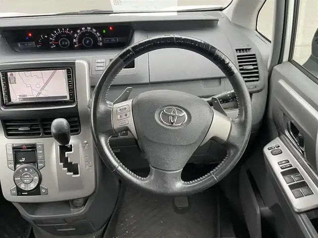 トヨタ ヴォクシー ZS 煌Ⅱ 長野県 2010(平22)年 14.1万km ホワイトパールクリスタルシャイン ４ＷＤ/純正HDDナビ/ＣＤ・ＤＶＤ再生/フルセグＴＶ/Bluetooth Audio/バックカメラ/両側パワースライドドア/HIDライト/オートライト/スマートキーx2/プッシュスタート/ＥＴＣ/ウィンカードアミラー/純正16インチアルミ