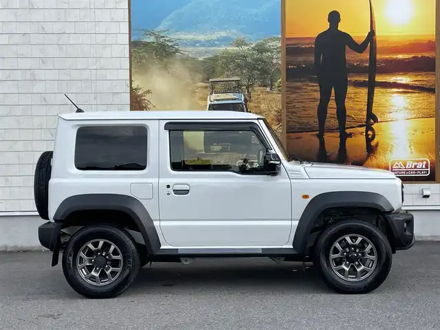 スズキ ジムニー シエラ JC 愛知県 2023(令5)年 1.1万km ピュアホワイトP AIS検査済み/社外CDオーディオ/クルーズコントロール/スズキセーフティー/SUZUKIグリル/スマートキー/オートライト/マッドフラップ/純正フロアマット/ETC