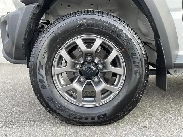 スズキ ジムニー シエラ JC 愛知県 2023(令5)年 1.1万km ピュアホワイトP AIS検査済み/社外CDオーディオ/クルーズコントロール/スズキセーフティー/SUZUKIグリル/スマートキー/オートライト/マッドフラップ/純正フロアマット/ETC